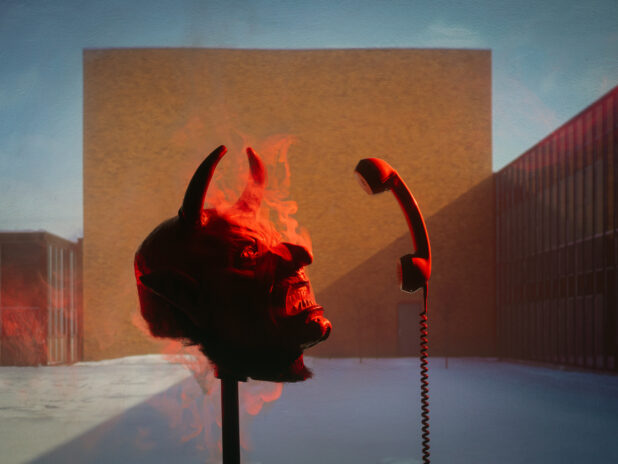 Free Falling_03. The Red Telephone-01